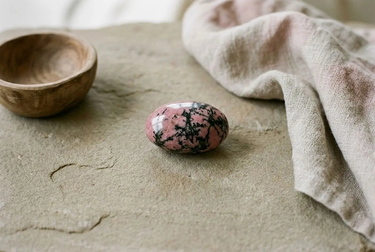 Rhodonite : propriétés, bienfaits et vertus de la pierre rhodonite