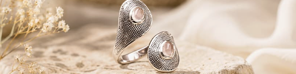 Bague en argent posée sur pierre
