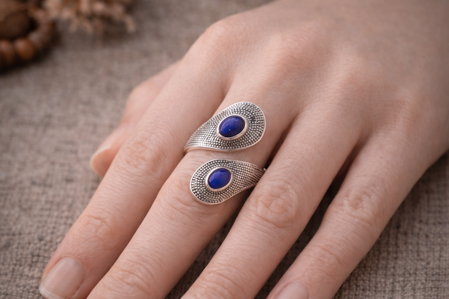 Bague Voile d’Orient en argent 925 avec lapis lazuli rond, style peigné, portée sur l’annulaire.