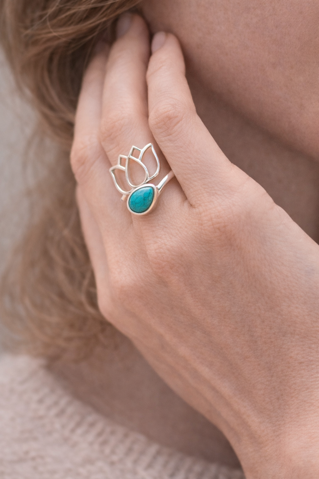 Bague Lotus Turquoise & Argent 925, forme lotus stylisée avec pierre turquoise, portée sur le doigt. Protection et sérénité.