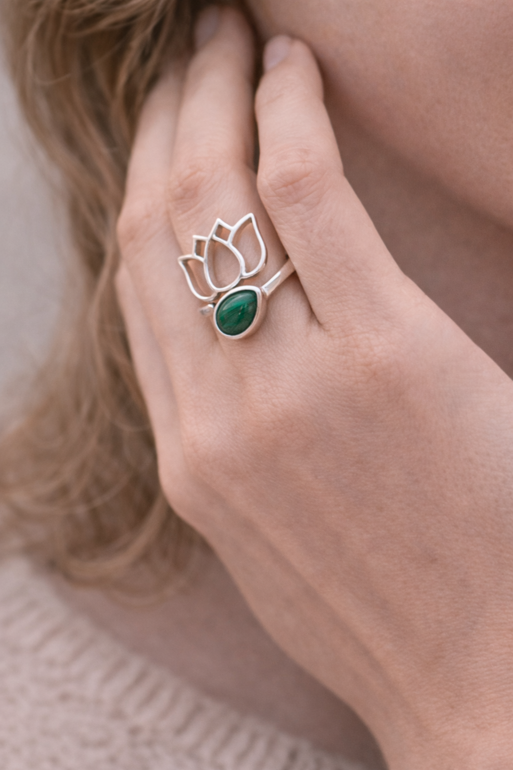 Bague Lotus Malachite & Argent 925 – transformation et protection, portée sur le doigt avec pierre malachite verte et motif fleur en argent.