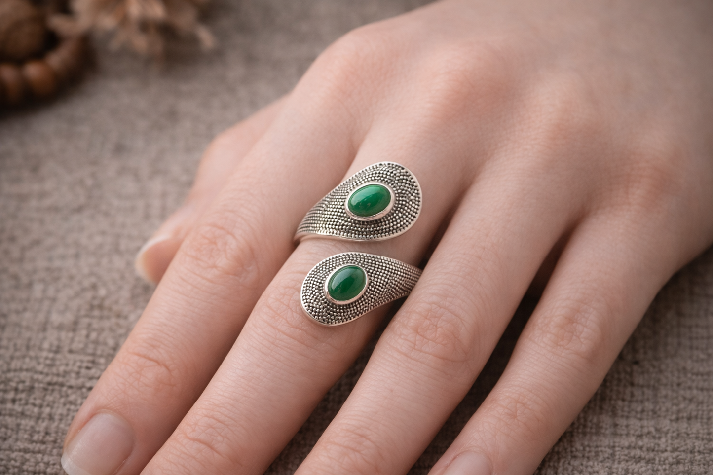 Bague Spirale – Malachite & Argent 925: deux anneaux argentés délicats avec pierre malachite verte sur le doigt
