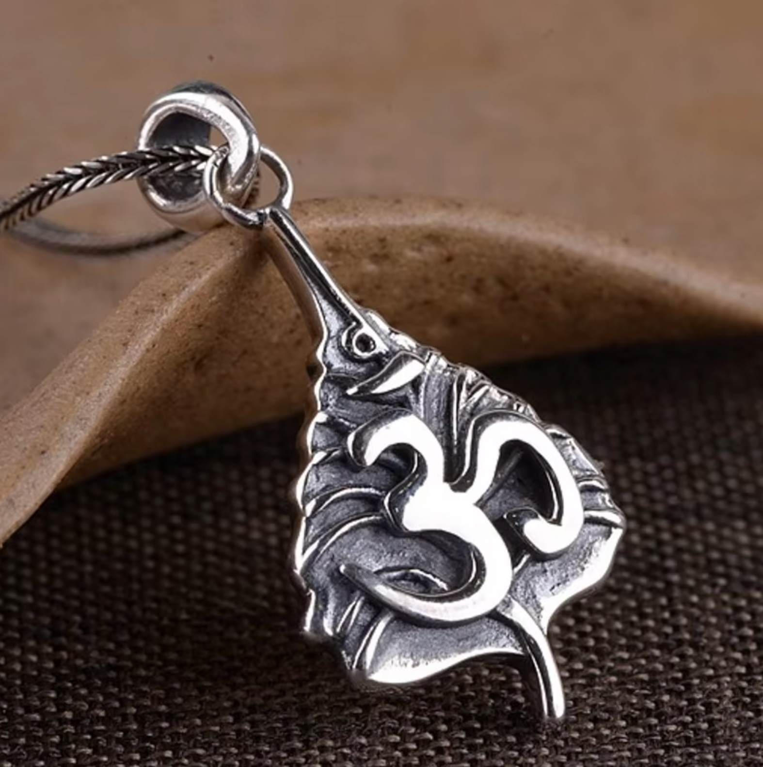 Colgante Budista Om de Plata 925