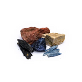 Assortiment de pierres et roches colorées, pièces brutes et fragmentées sur fond blanc.