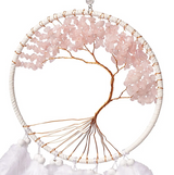Attrape-rêves arbre de vie en quartz rose, cadre circular wrapped en corde blanche et branches torsadées rose pâle.