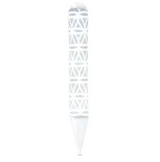 Baguette de Massage Sélénite Fleur de Vie, coincée au centre, montre un motif géométrique blanc translucide sur toute sa longueur.