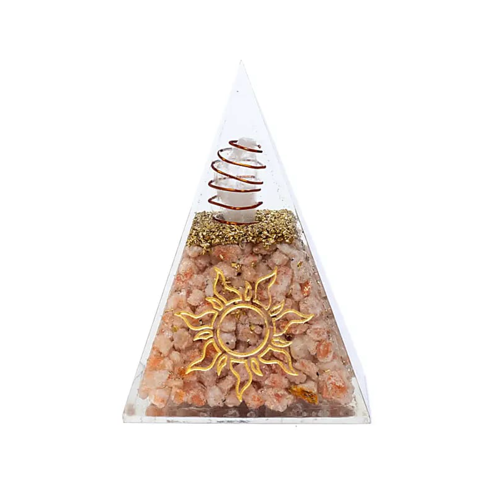 Pyramide en verre contenant des morceaux de pierre et des éclats dorés, avec motif soleil doré au premier plan. Orgonite Rayonnement Solaire.