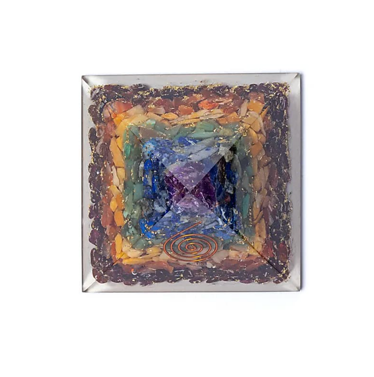 Orgonite Éveil des Chakras – 7 Pierres Naturelles: plaque décorative en métal avec mosaïque colorée et motif spiralé orange au centre.