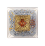 Orgonite Ailes Célestes Angélite – Symbole Ange: plaque argentée avec poudre grise et dépôt doré, forme d’aile en cuivre au centre.