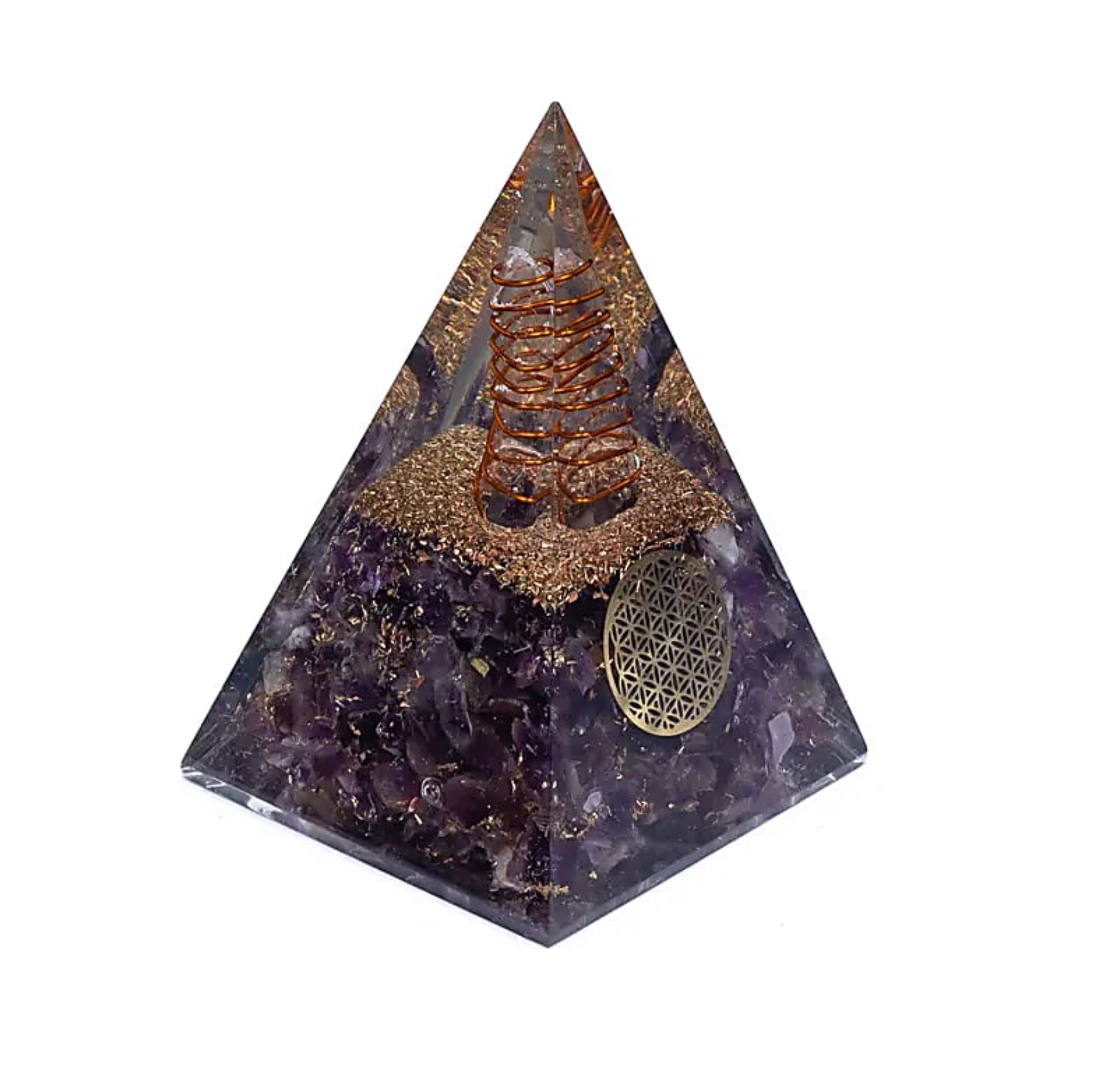Pyramide en améthyste avec décor en spirale cuivre au centre et ornement géométrique doré à l’arrière-plan.
