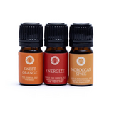 Coffret Huiles Essentielles Energie: trois flacons bruns à bouchons noirs, étiquettes orange et rouge, alignés.