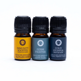 Coffret d’huiles essentielles Bien-être et immunité: trois flacons noirs avec étiquettes orange, bleu et gris.
