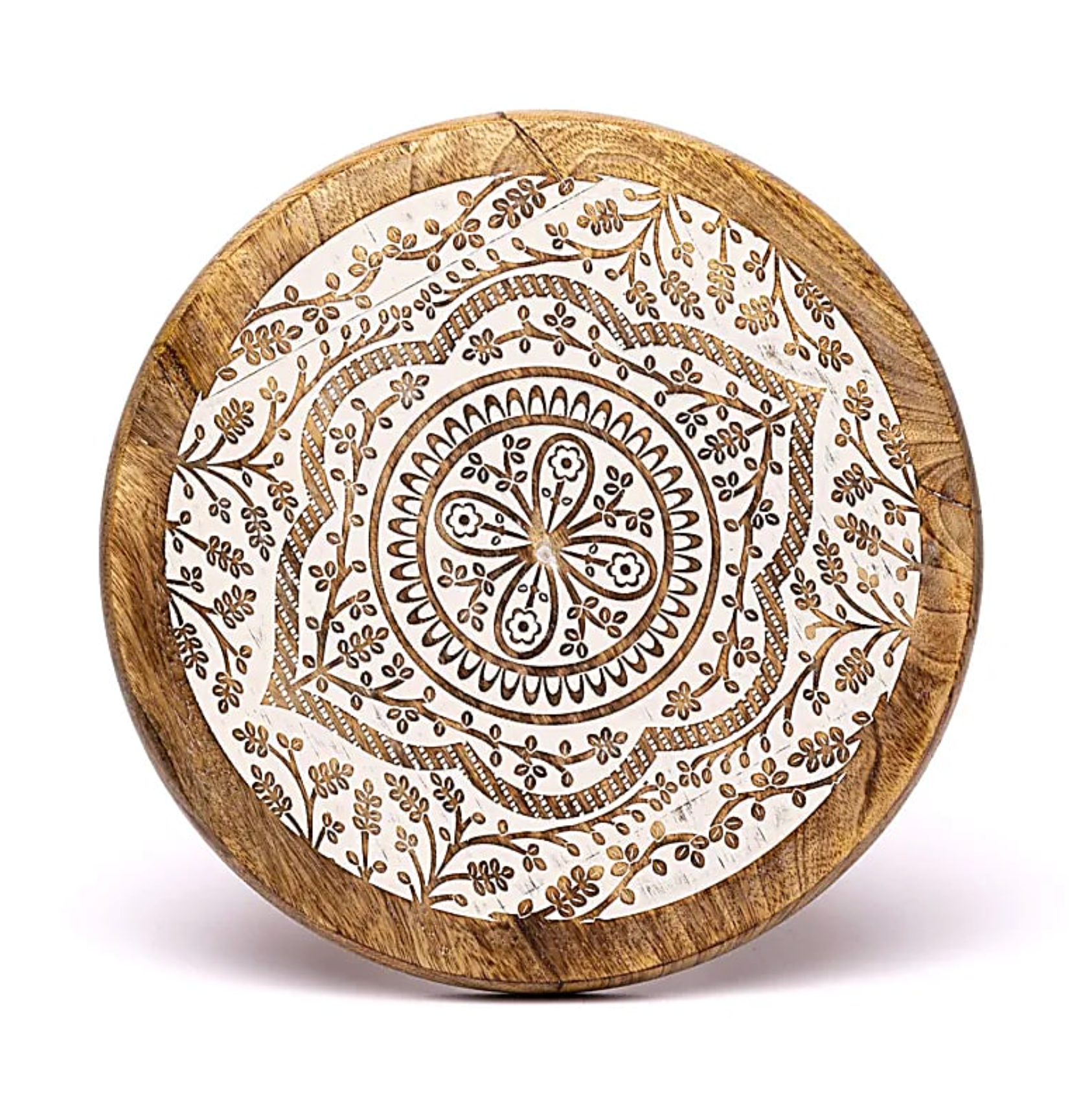 Table Mandala en Bois de Manguier: plan circulaire gravé avec motif mandala beige sur bois, profondeur et texture naturelles.