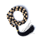 Mala 108 Perles en Tulsi & Pierre de Lave, spiralée de perles bicolores beige et noir, avec frange noire et boucle. Protection & Ancrage Spirituel.