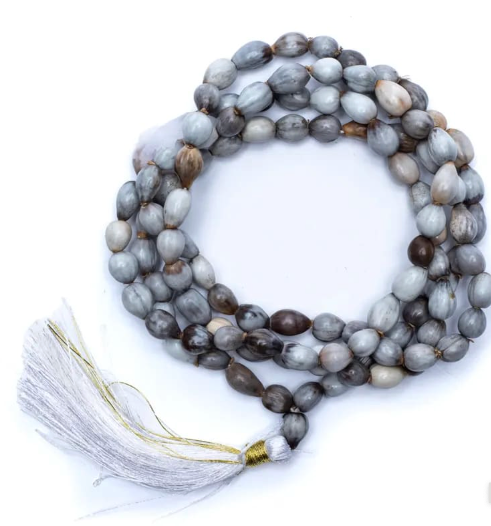 Mala en perles Vaijayanti grisâtre, guirlande de dévotion spirituelle en spirale avec tirage doré.