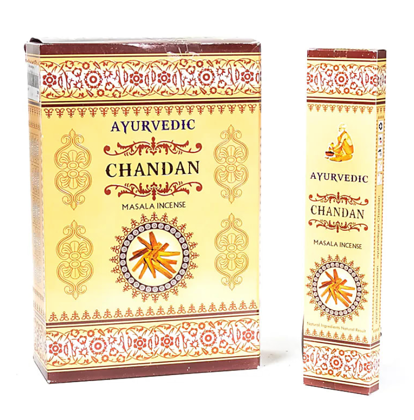 Encens Ayurvédique Masala – Chandan (lot de 6 boîtes): boîte et paquet debout affichant motif jaune, écritures “AYURVEDIC CHANDAN” avec insignie centrale et ornementations.