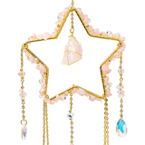 Attrape-Soleil Étoile Quartz Rose – Harmonie, Amour et Lumière Positive: étoile dorée en fil métallique entourée de pierres rose clair et pendentifs scintillants.