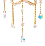 Attrape-Soleil Étoile Quartz Rose – Harmonie, Amour et Lumière Positive: pendentifs dorés avec pierres roses et pendeloques en cristal multicolore.