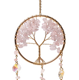 Attrape-Soleil Arbre de Vie en quartz rose rosé, cercle doré avec arbre fantaisie en fil doré et pendentifs scintillants.