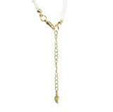 Collier pendante pierre de lune avec coquille motif lune, collier argenté et perles blanches, pendentif ajustable en chaîne dorée.