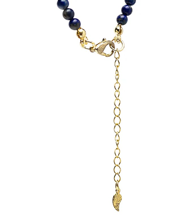 Collier pierre lapis-lazuli avec pendentif lune et rallonge dorée, perles bleues et fermoir, symbole de sagesse et protection.