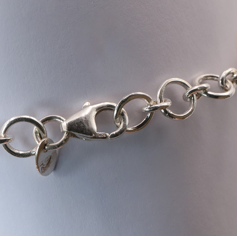Bracelet en argent 925 avec maillons ronds et fermoir, lumière et détails nets, pierre Lapis Lazuli évoquée par le nom du produit Bracelet Ciel des Anciens.