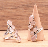 Bague en argent 925 Or rose quartz, design ramifié avec des cabochons roses, motif floral élégant et apaisant.