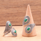 Bague Spirale – Malachite & Argent 925: ensemble de bijou argenté avec malachite verte en forme spiralée et motifs texturés sur bagues et broches.