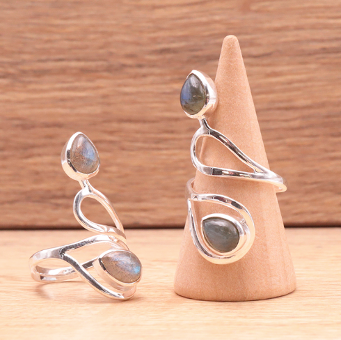Bague Voile Boréal Labradorite & Argent 925 avec pierres labradorite facetées sur monture argentée sculptée autour d’un cône en bois.