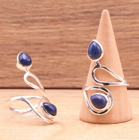 Bague et boucle d’oreilles en argent 925 avec lapis-lazuli bleu profond, design fluide et moderne.