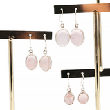 Boucles d’oreilles Caresse de Rose – Quartz rose & Argent 925 exhibées sur présentoir, variantes tailles.