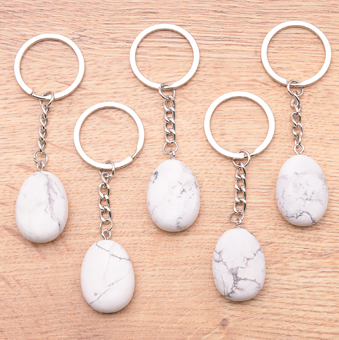 Porte-clés Nivé – Howlite Blanche: cinq clés ornées de perles d howlite blanche marbrée sur chaîne et anneau.