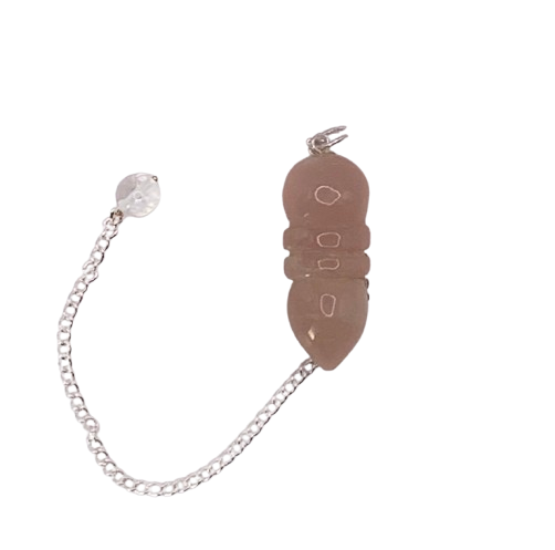 Pendule Egyptien en Quartz Rose avec chaîne argentée et capot en forme de lotus, motif égyptien.