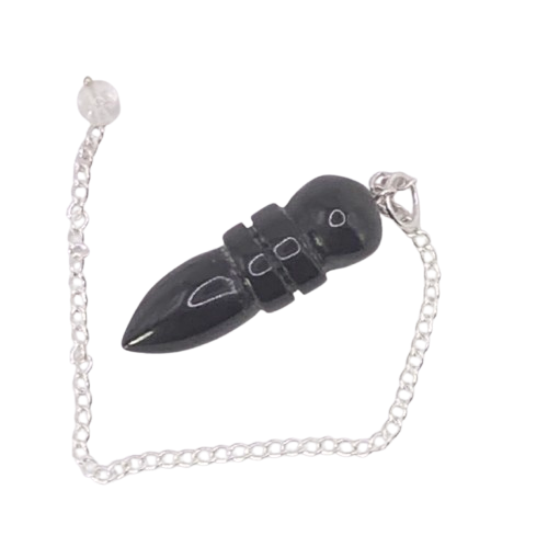 Pendant d’Egyptien en Onyx avec chaîne argentée, posé comme un talisman.