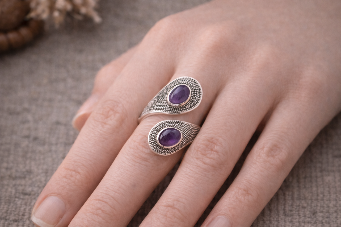 Bague Éveil Pourpre – Améthyste & Argent 925 sur doigt, deux anneaux ouverts avec améthystes violettes argentées.