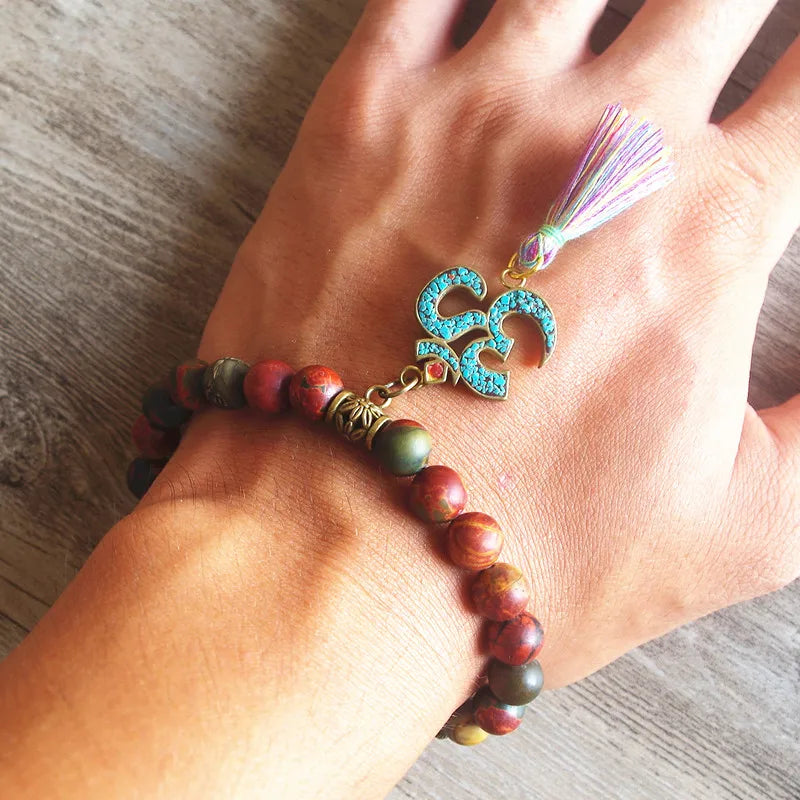 Pulsera tibetana llevada en la muñeca