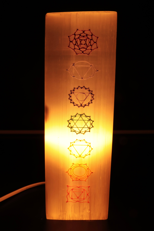 Lámpara Selenita Rectangular Grabada de 25 cm – 7 Chakras - Mundo Tibet
