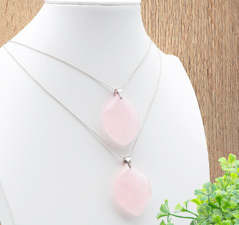 Colgante Amoria – Cuarzo Rosa, Piedra Plana de Forma Libre - Mundo Tibet