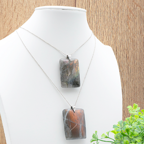 Colgante Iris – Labradoíta Violeta AA+, Piedra Rectangular - Mundo Tibet