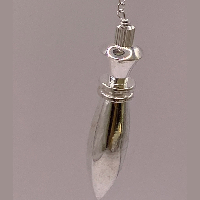 Pendentif clair en acier en forme de goutte, chaîne suspendue, avec mécanisme métallique au sommet. Pendule divinatoire en acier – forme goutte.